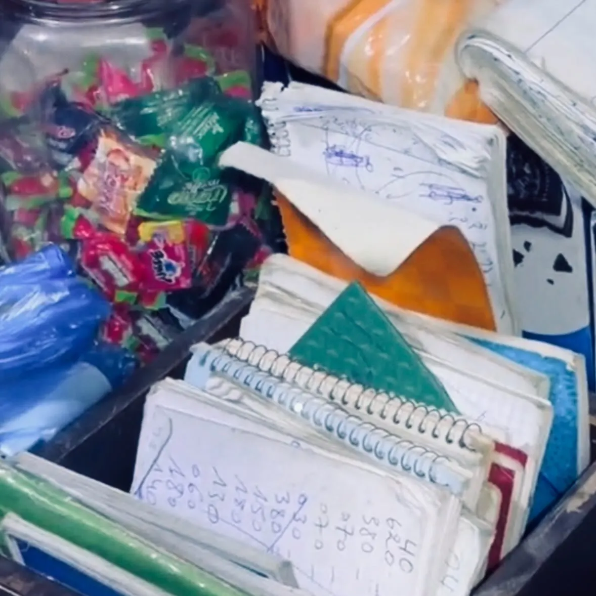 Les carnets de dettes d’une épicerie de quartier au Maroc